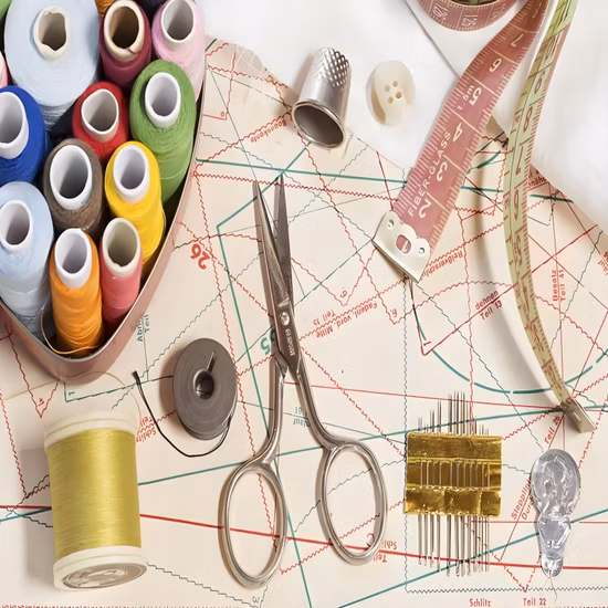 Filo da cucito per ricamo colorato in poliestere al 100%.